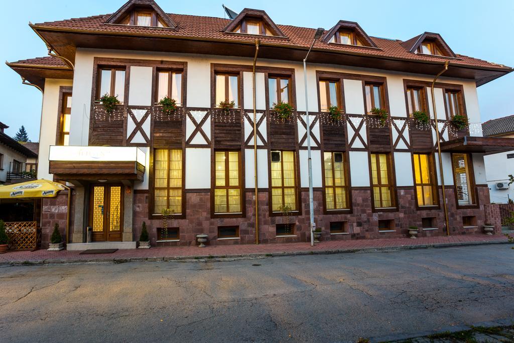 Family Hotel Тетевен Екстер'єр фото
